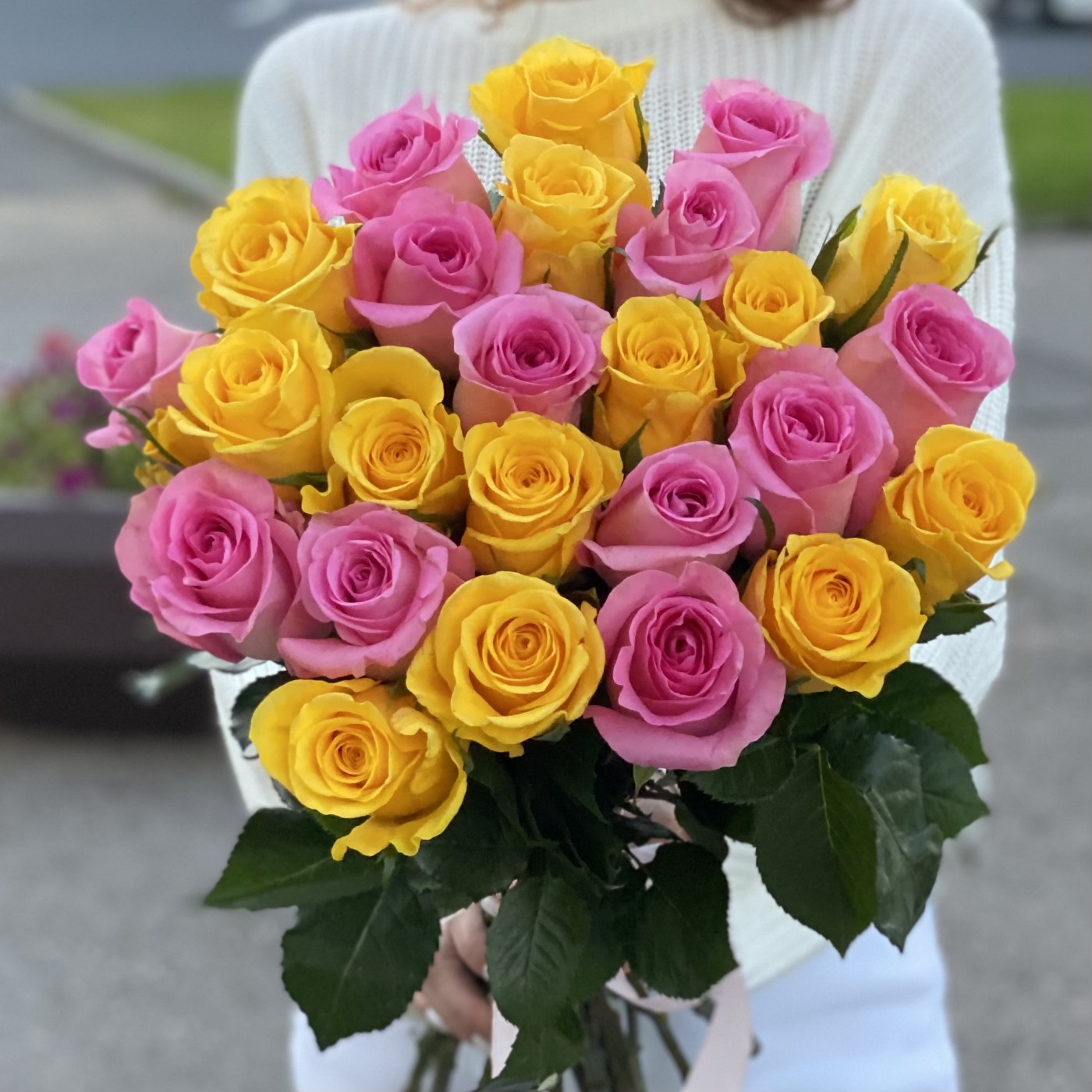 25 розовых и желтых роз 60 см